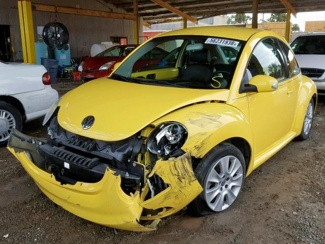 3VWPW3AG0AM017628 - 2010 VOLKSWAGEN NEW BEETLE YELLOW photo 2