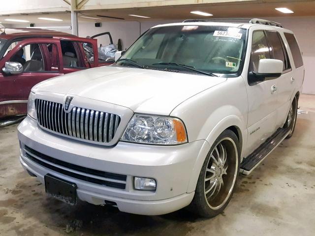5LMFU27585LJ15634 - 2005 LINCOLN NAVIGATOR WHITE photo 2
