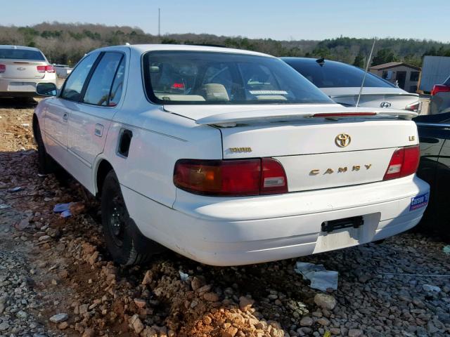 4T1BG12K7TU925733 - 1996 TOYOTA CAMRY DX WHITE photo 3