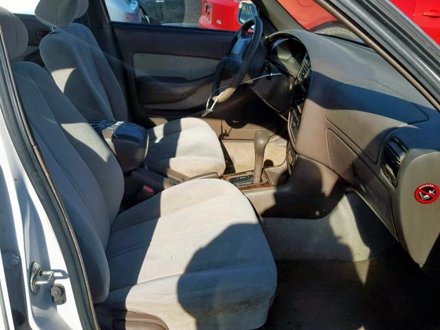 4T1BG12K7TU925733 - 1996 TOYOTA CAMRY DX WHITE photo 5