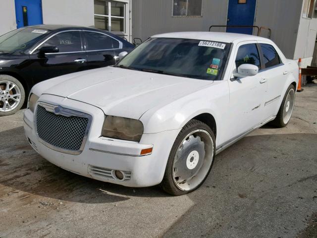 2C3KA53G26H188993 - 2006 CHRYSLER 300 TOURIN WHITE photo 2