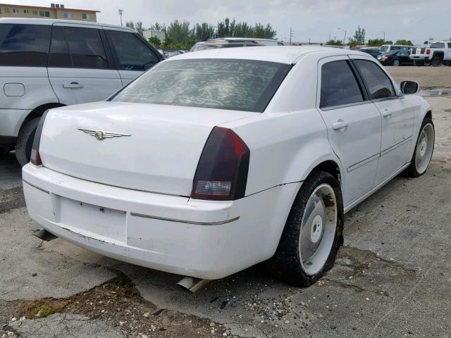 2C3KA53G26H188993 - 2006 CHRYSLER 300 TOURIN WHITE photo 4