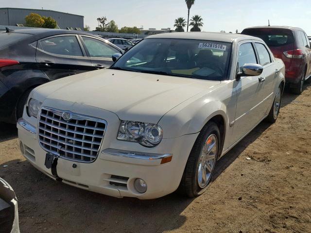 2C3AA63H85H658551 - 2005 CHRYSLER 300C WHITE photo 2