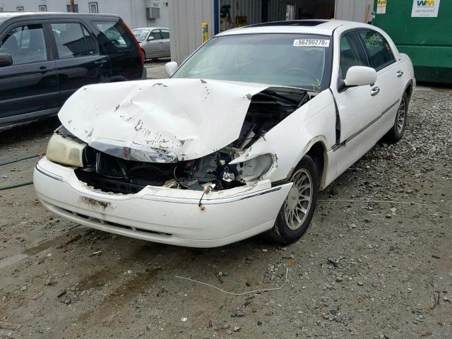 1LNHM82W62Y653360 - 2002 LINCOLN TOWN CAR S WHITE photo 2