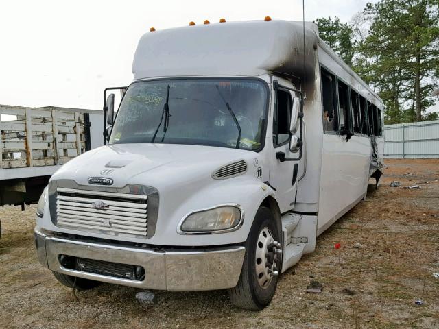 1FVACWCT07HY32927 - 2007 FREIGHTLINER M2 106 MED WHITE photo 2