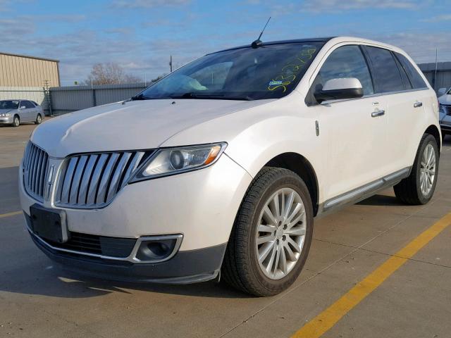 2LMDJ6JK3BBJ23651 - 2011 LINCOLN MKX WHITE photo 2