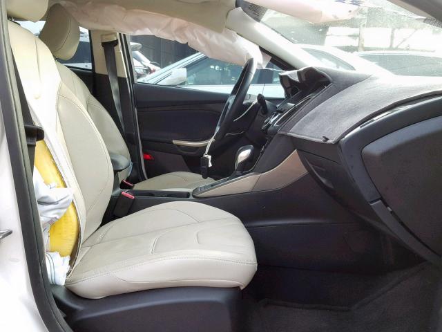 1FADP3J22GL249977 - 2016 FORD FOCUS TITA WHITE photo 5