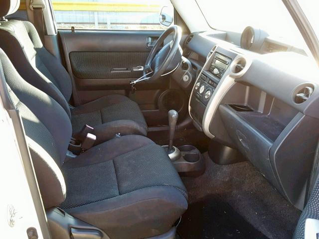 JTLKT324350181947 - 2005 TOYOTA SCION XB WHITE photo 5