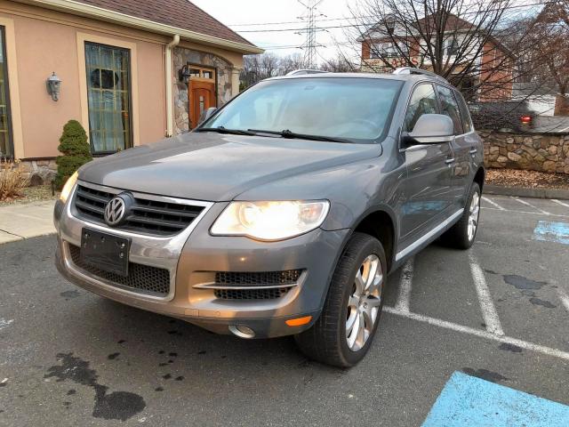 WVGFK7A90AD000502 - 2010 VOLKSWAGEN TOUAREG TD GRAY photo 2