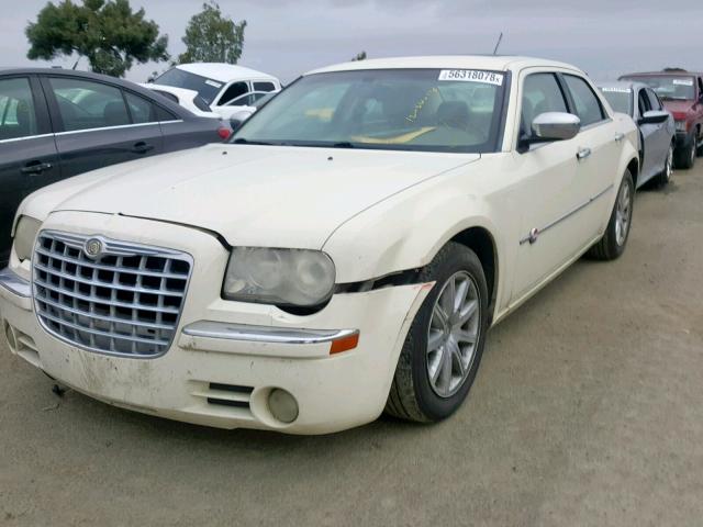 2C3LA63H68H221158 - 2008 CHRYSLER 300C WHITE photo 2