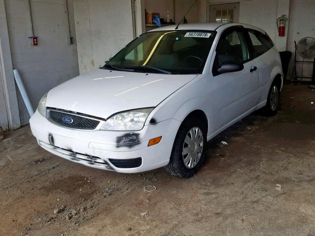 1FAFP31N76W158168 - 2006 FORD FOCUS ZX3 WHITE photo 2