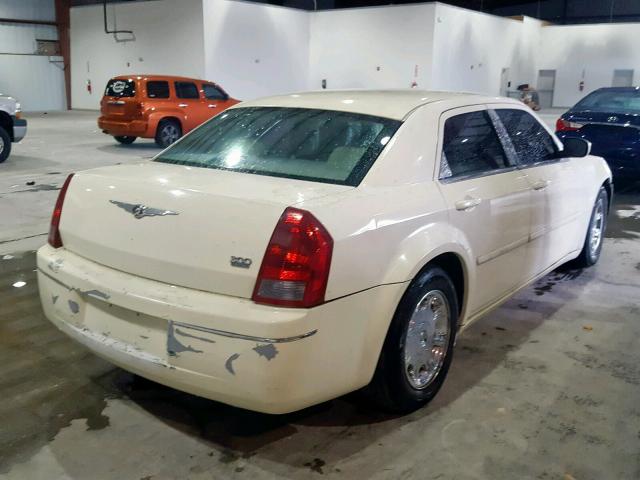 2C3JA53G35H114105 - 2005 CHRYSLER 300 TOURIN WHITE photo 4