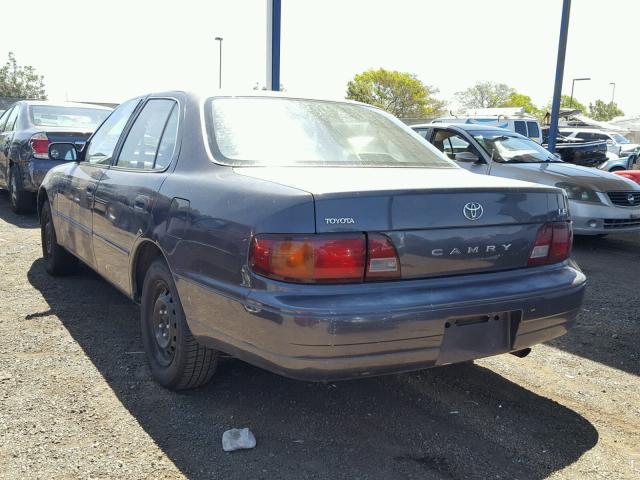 4T1BG12K9TU940668 - 1996 TOYOTA CAMRY DX GRAY photo 3