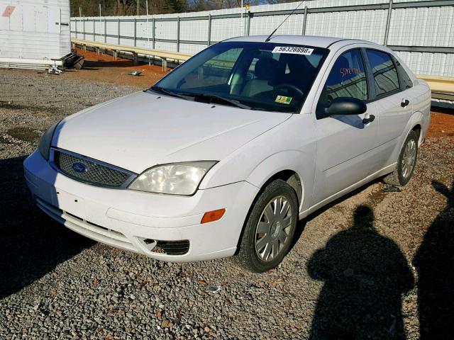 1FAFP34N56W172274 - 2006 FORD FOCUS ZX4 WHITE photo 2