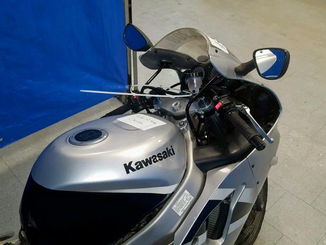 JKAZX4J102A050888 - 2002 KAWASAKI ZX600 J1 SILVER photo 5