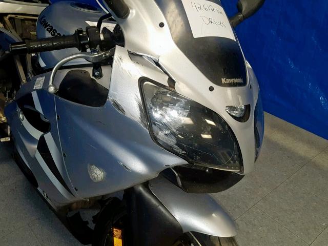 JKAZX4J102A050888 - 2002 KAWASAKI ZX600 J1 SILVER photo 9