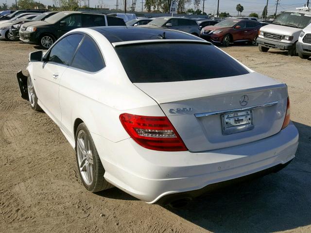 WDDGJ4HB2CF817423 - 2012 MERCEDES-BENZ C 250 WHITE photo 3