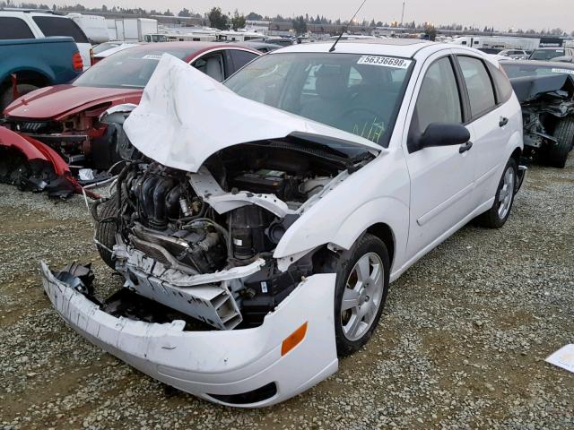 3FAHP37N65R135868 - 2005 FORD FOCUS ZX5 WHITE photo 2