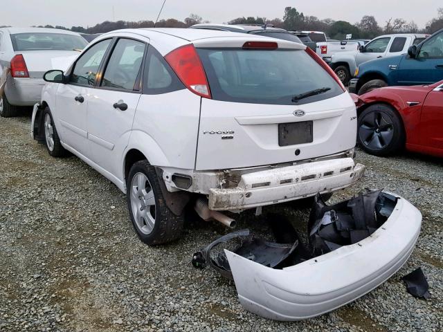 3FAHP37N65R135868 - 2005 FORD FOCUS ZX5 WHITE photo 3