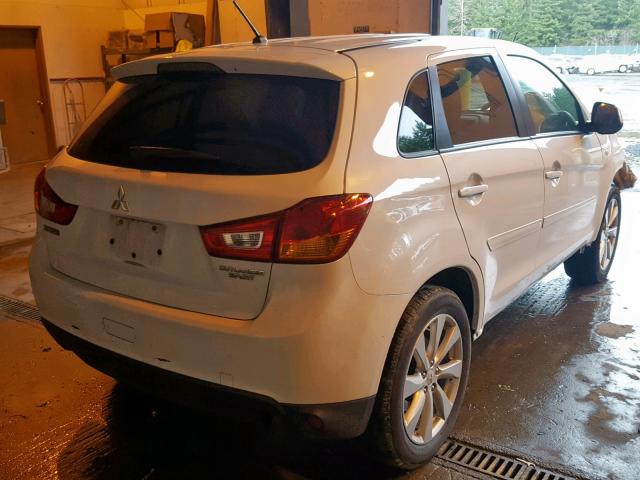 4A4AP3AU9FE010064 - 2015 MITSUBISHI OUTLANDER WHITE photo 4