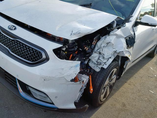 KNDCC3LD1J5180436 - 2018 KIA NIRO EX WHITE photo 9