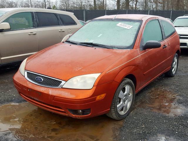 3FAFP31N55R126529 - 2005 FORD FOCUS ZX3 ORANGE photo 2