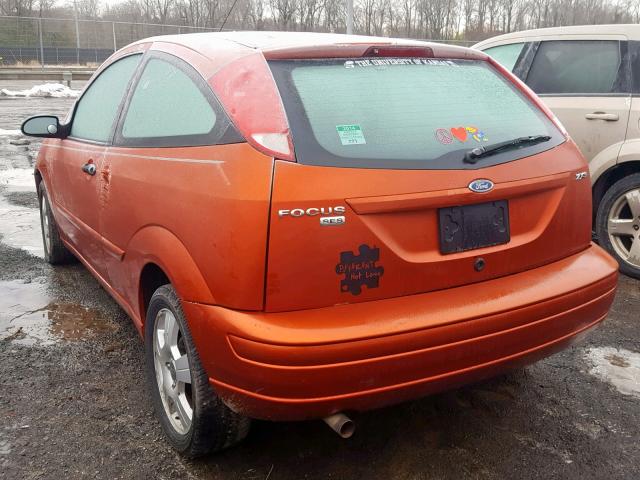 3FAFP31N55R126529 - 2005 FORD FOCUS ZX3 ORANGE photo 3