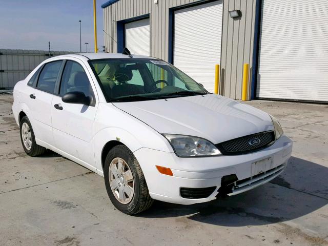 1FAHP34N67W323228 - 2007 FORD FOCUS ZX4 WHITE photo 1