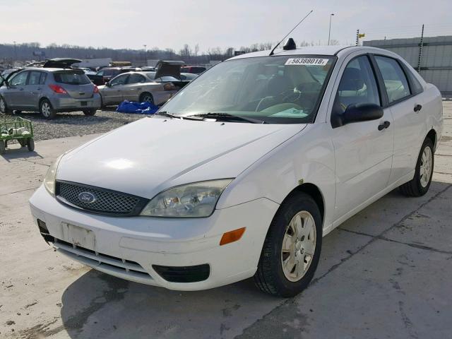 1FAHP34N67W323228 - 2007 FORD FOCUS ZX4 WHITE photo 2