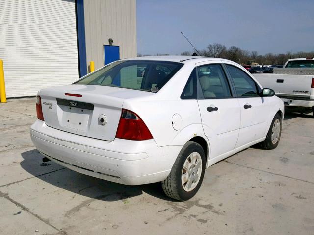 1FAHP34N67W323228 - 2007 FORD FOCUS ZX4 WHITE photo 4