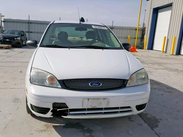 1FAHP34N67W323228 - 2007 FORD FOCUS ZX4 WHITE photo 9