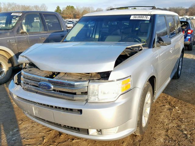 2FMGK5BC5ABA34797 - 2010 FORD FLEX SE SILVER photo 2