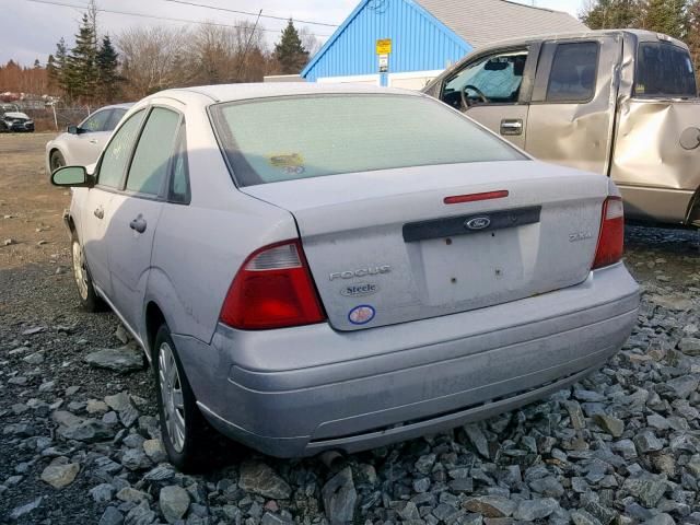 1FAFP34N95W107734 - 2005 FORD FOCUS ZX4 SILVER photo 3