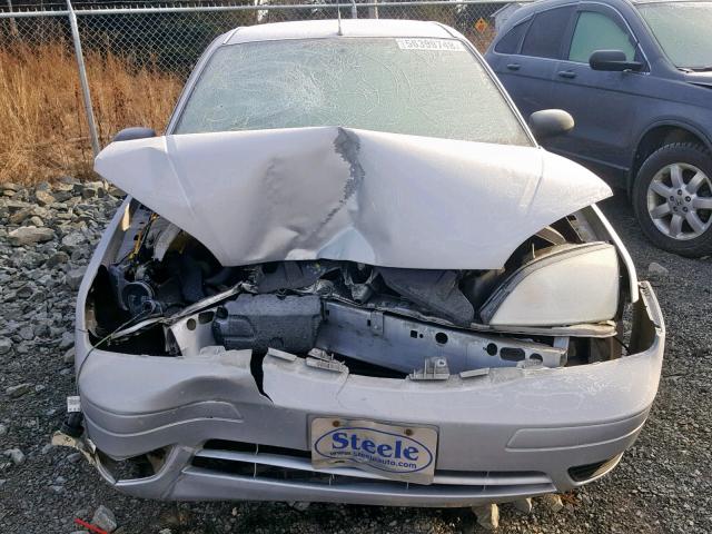 1FAFP34N95W107734 - 2005 FORD FOCUS ZX4 SILVER photo 9