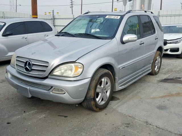 4JGAB75E85A555402 - 2005 MERCEDES-BENZ ML 500 SILVER photo 2