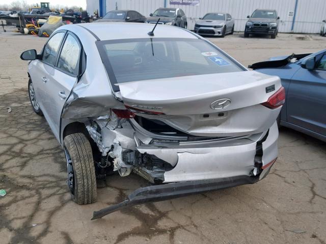 3KPC24A38JE031237 - 2018 HYUNDAI ACCENT SE SILVER photo 3