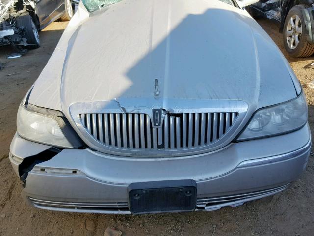 1LNHM82W13Y667359 - 2003 LINCOLN TOWN CAR S GRAY photo 7