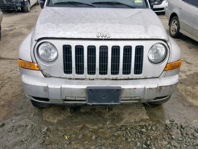 1J4GL38KX5W688245 - 2005 JEEP LIBERTY RE GRAY photo 9