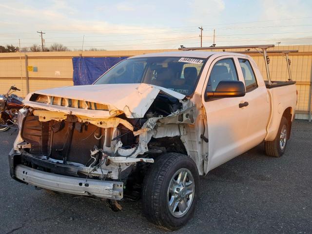 5TFUM5F11HX069723 - 2017 TOYOTA TUNDRA DOU WHITE photo 2