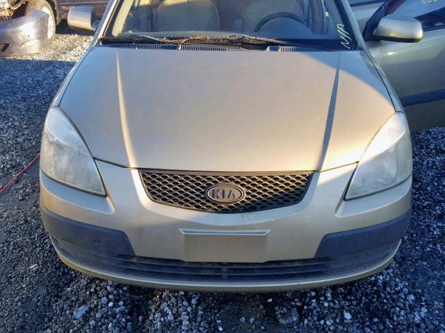 KNADE123166178292 - 2006 KIA RIO GOLD photo 7