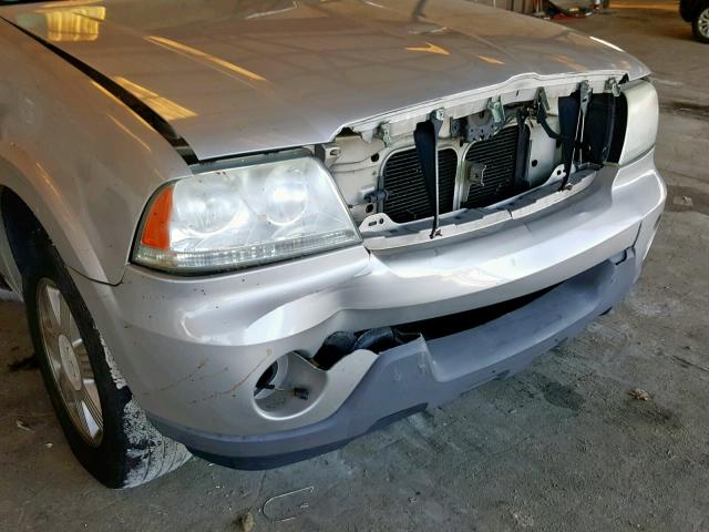 5LMEU88H34ZJ17875 - 2004 LINCOLN AVIATOR 银色 照片 9