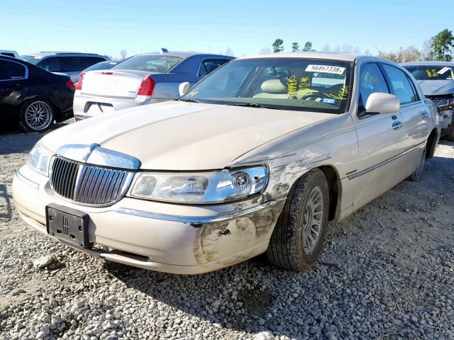 1LNHM83W32Y637857 - 2002 LINCOLN TOWN CAR C BEIGE photo 2