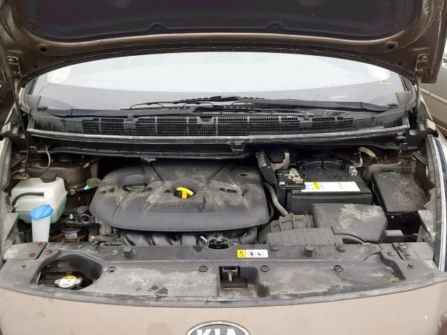 KNAHU8A3XE7045652 - 2014 KIA RONDO BROWN photo 7