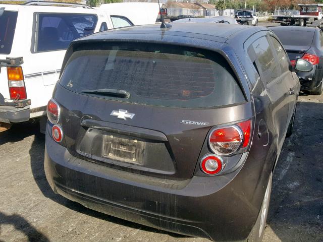 1G1JA6SG8D4242251 - 2013 CHEVROLET SONIC LS 棕色 照片 4