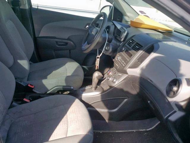 1G1JA6SG8D4242251 - 2013 CHEVROLET SONIC LS 棕色 照片 5