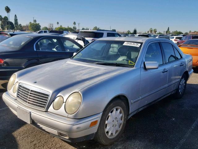 WDBJF65FXWA674631 - 1998 MERCEDES-BENZ E 320 SILVER photo 2