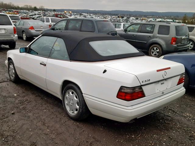 WDBEA66E5RC104390 - 1994 MERCEDES-BENZ E 320 WHITE photo 3