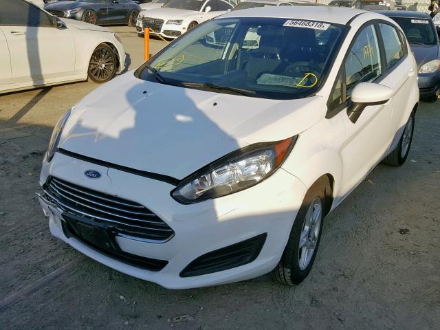 3FADP4EJ1JM101574 - 2018 FORD FIESTA SE WHITE photo 2