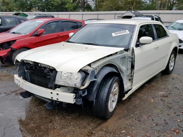 2C3KA53G27H858995 - 2007 CHRYSLER 300 TOURIN WHITE photo 2