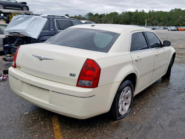 2C3KA53G27H858995 - 2007 CHRYSLER 300 TOURIN WHITE photo 4